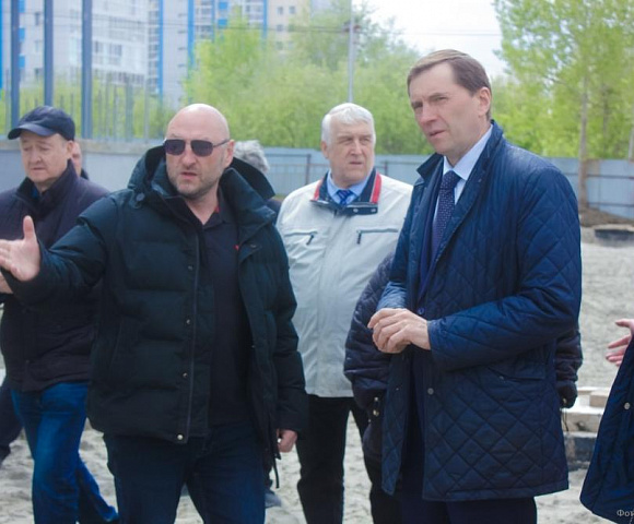 Депутат Госдумы Виктор Игнатов высоко оценил строительную готовность ГЧП-поликлиники №13 в Новосибирске
